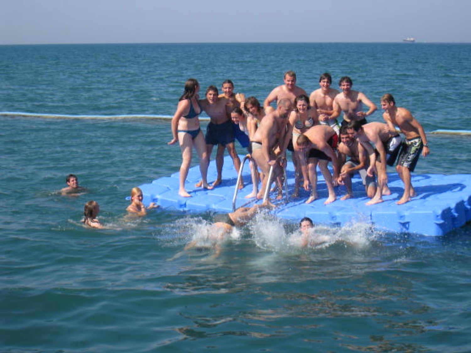 »Pridi, primi se vetra in objemi ga in zapleši z njim...«. Tako je odmevala oddaljena pesem naših voditeljev in nas vabila. Naj grem na taborno šolo? Se želim prijeti vetra , ga objeti in zaplesati v korakih voditelja? Želim postati protoskavt?