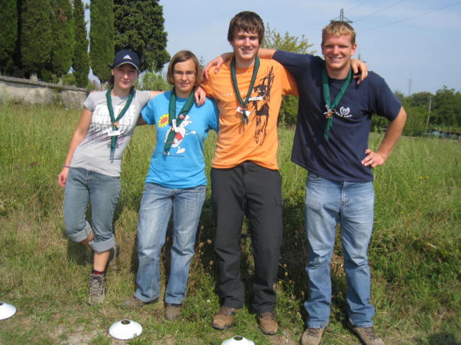 »Pridi, primi se vetra in objemi ga in zapleši z njim...«. Tako je odmevala oddaljena pesem naših voditeljev in nas vabila. Naj grem na taborno šolo? Se želim prijeti vetra , ga objeti in zaplesati v korakih voditelja? Želim postati protoskavt?