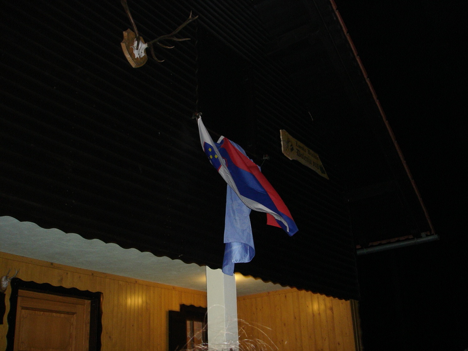 Začetek, kot se šika: dvig zastav in petje obeh himen