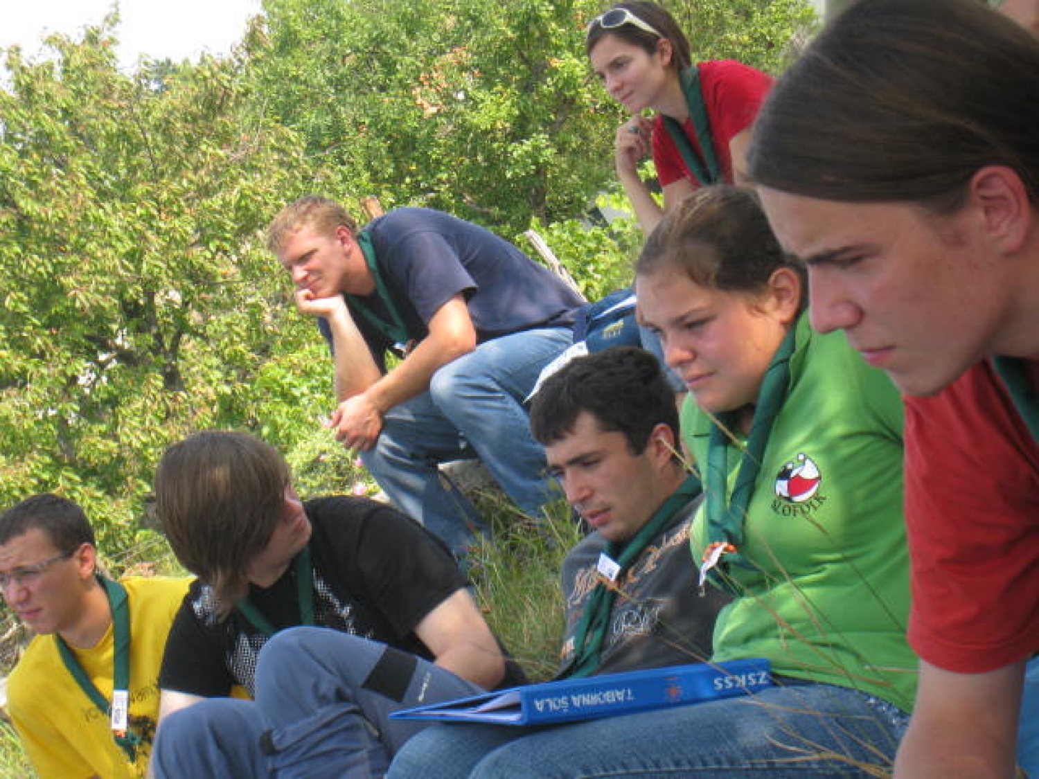 »Pridi, primi se vetra in objemi ga in zapleši z njim...«. Tako je odmevala oddaljena pesem naših voditeljev in nas vabila. Naj grem na taborno šolo? Se želim prijeti vetra , ga objeti in zaplesati v korakih voditelja? Želim postati protoskavt?