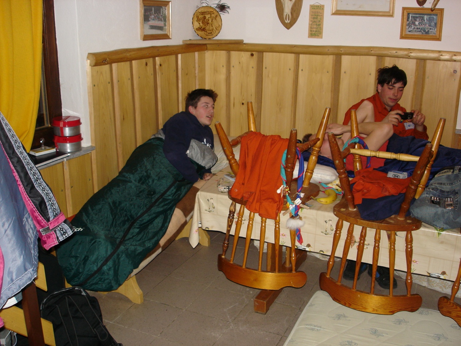 Nekateri na mizo, drugi na klop ... samo da se spi