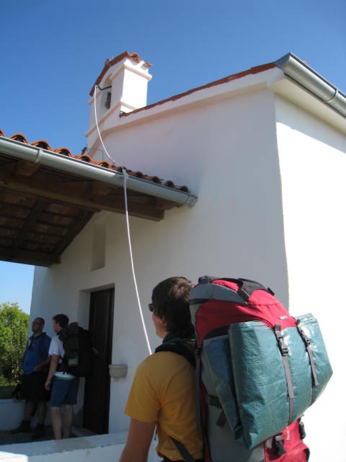 »Pridi, primi se vetra in objemi ga in zapleši z njim...«. Tako je odmevala oddaljena pesem naših voditeljev in nas vabila. Naj grem na taborno šolo? Se želim prijeti vetra , ga objeti in zaplesati v korakih voditelja? Želim postati protoskavt?