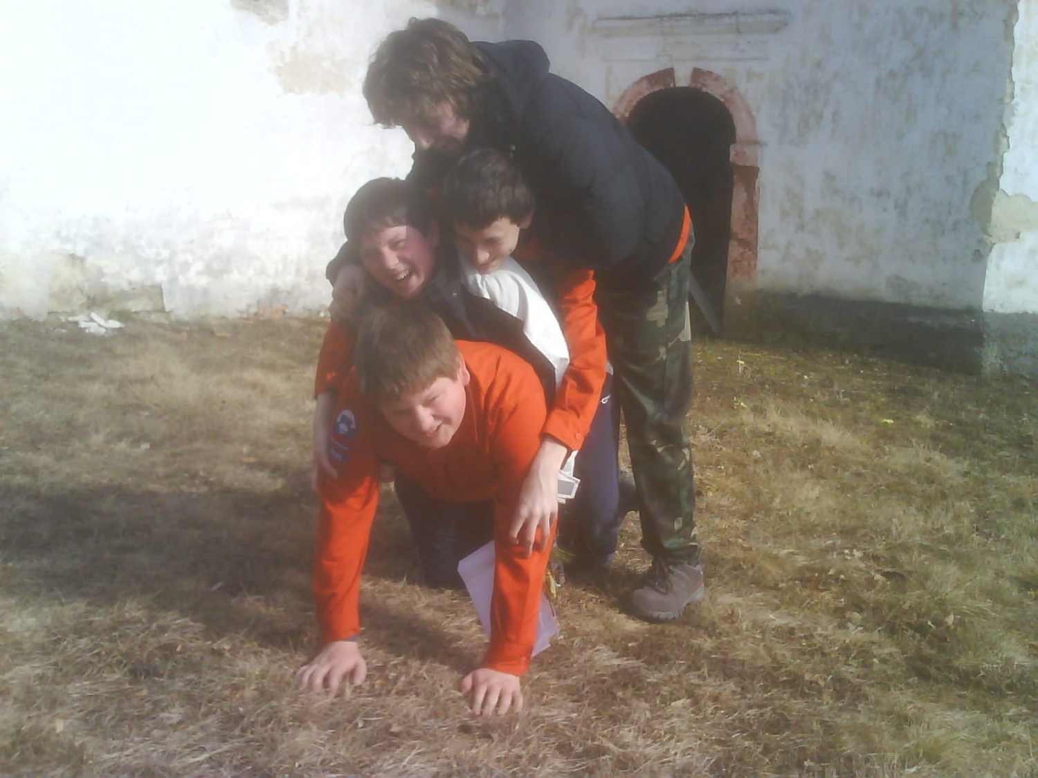 formacija tri noge-dve roki