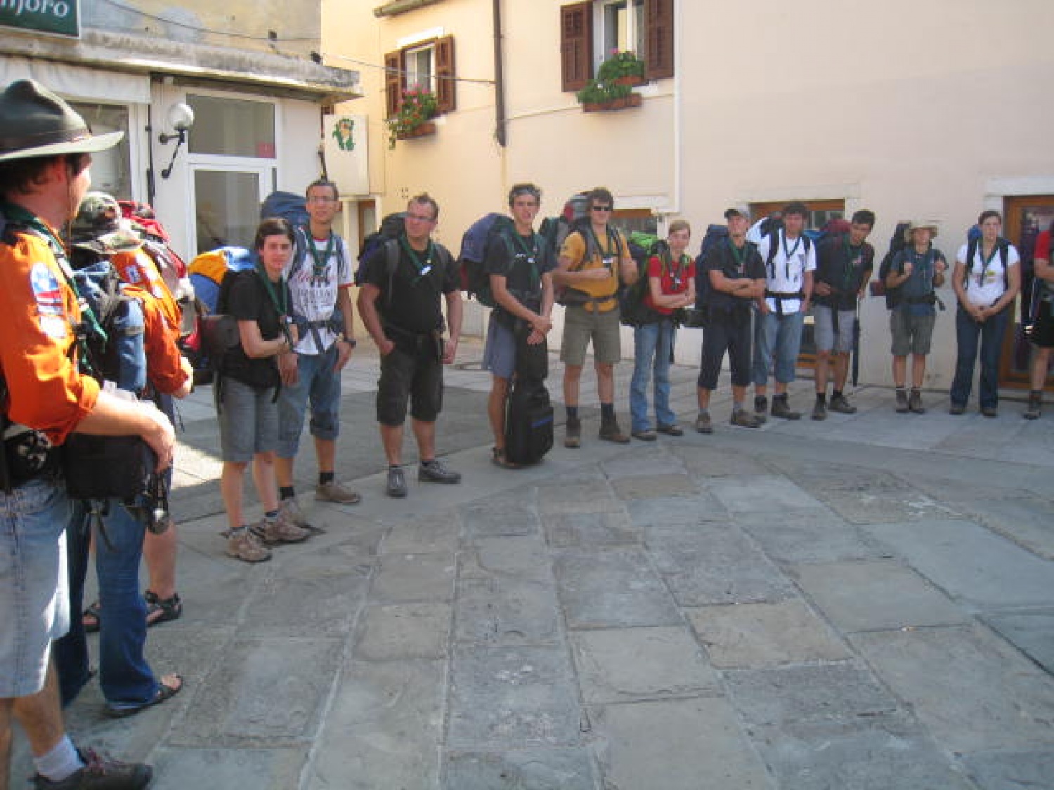 »Pridi, primi se vetra in objemi ga in zapleši z njim...«. Tako je odmevala oddaljena pesem naših voditeljev in nas vabila. Naj grem na taborno šolo? Se želim prijeti vetra , ga objeti in zaplesati v korakih voditelja? Želim postati protoskavt?