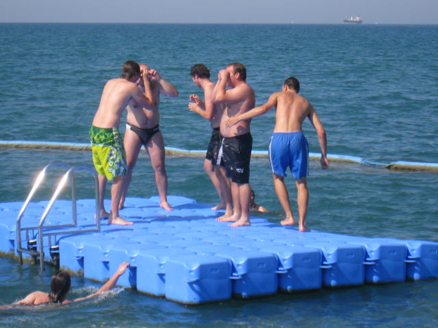 »Pridi, primi se vetra in objemi ga in zapleši z njim...«. Tako je odmevala oddaljena pesem naših voditeljev in nas vabila. Naj grem na taborno šolo? Se želim prijeti vetra , ga objeti in zaplesati v korakih voditelja? Želim postati protoskavt?