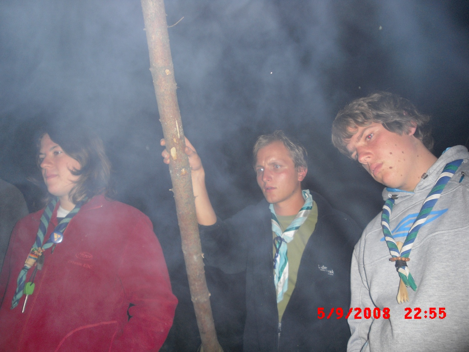 večer ob ognju... no, dimu :)