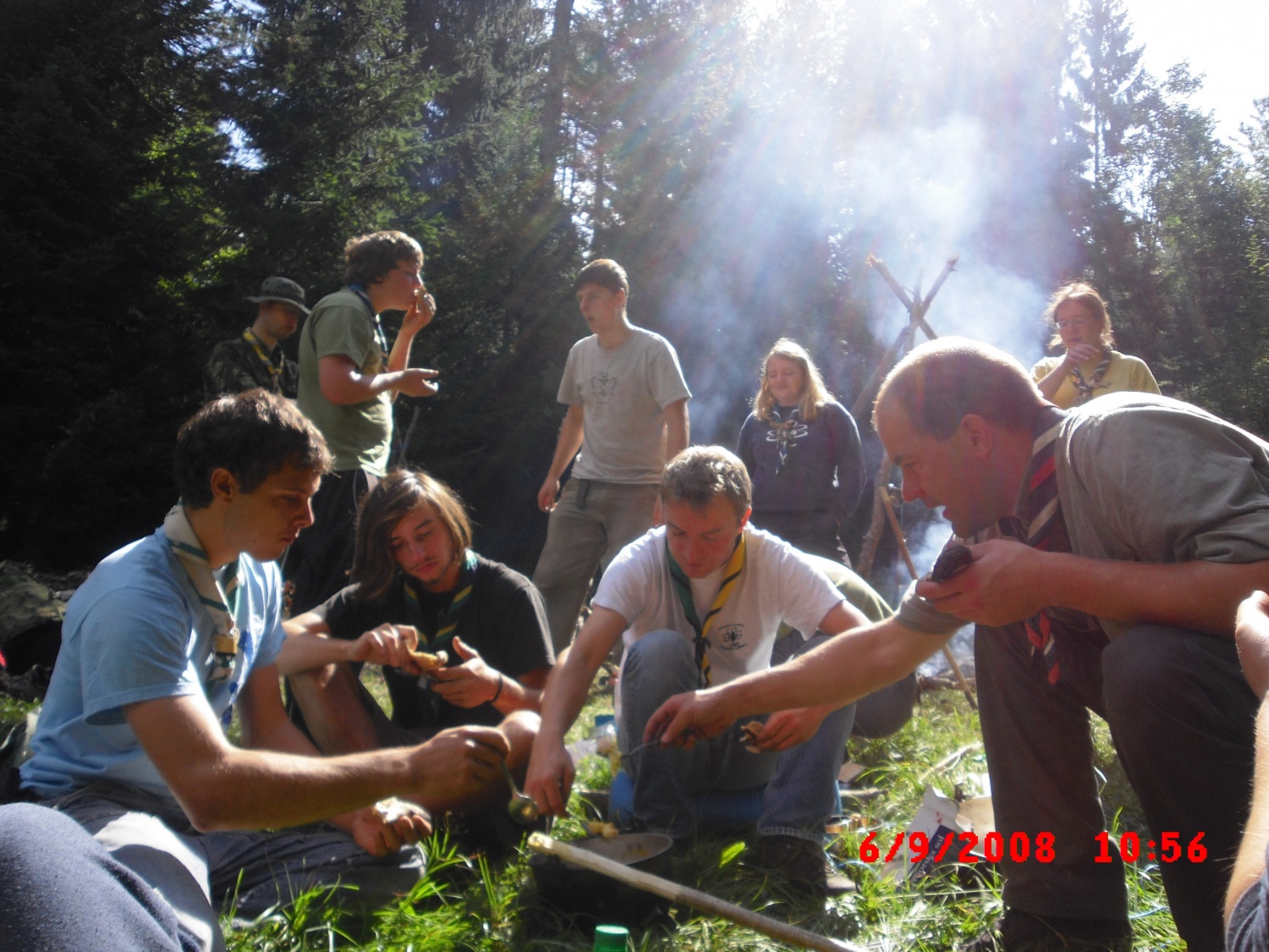 zajtrk: prvi del sede (spredaj), drugi del pa še stoje (zadaj)...