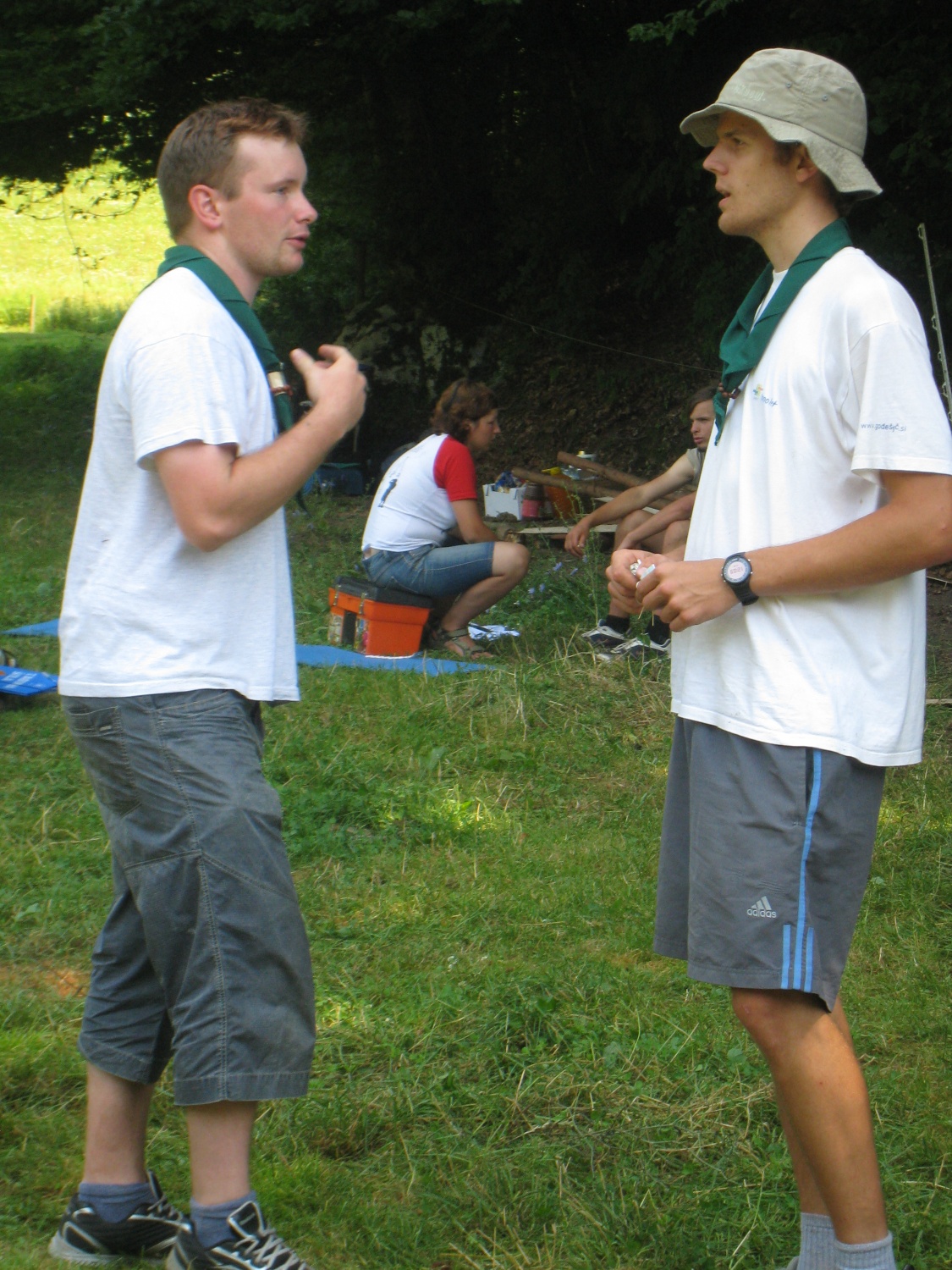 2x zelena rutka, 2x bela majca, 2x sive hlače