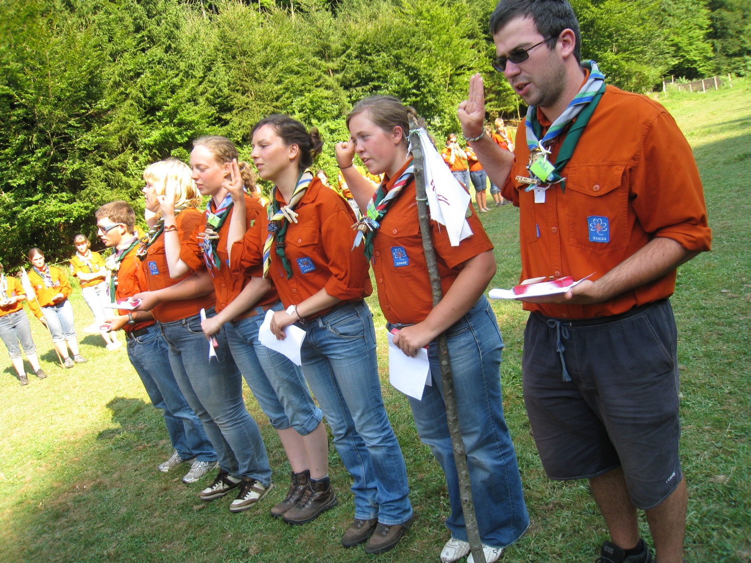 Če vam povem naslednje podatke, gotovo ne morete reči, da je bil to najbolj navaden in povprečen tabor. 
Kraj dogodka: Zijalo pri Mirni Peci. 
46 znanja in zabave zeljnih ljudi, 13 voditeljev, dolga vrsta Jamboreejev, 2 stabna sotora, velik travnik ob katerem tece reka... 
No, to je najbolj osnovni opis letošnijh metod IV. 
In če kateremukoli od teh 46 ljudi rečete: metode, 
bo gotovo prva asociacija: zabava!
