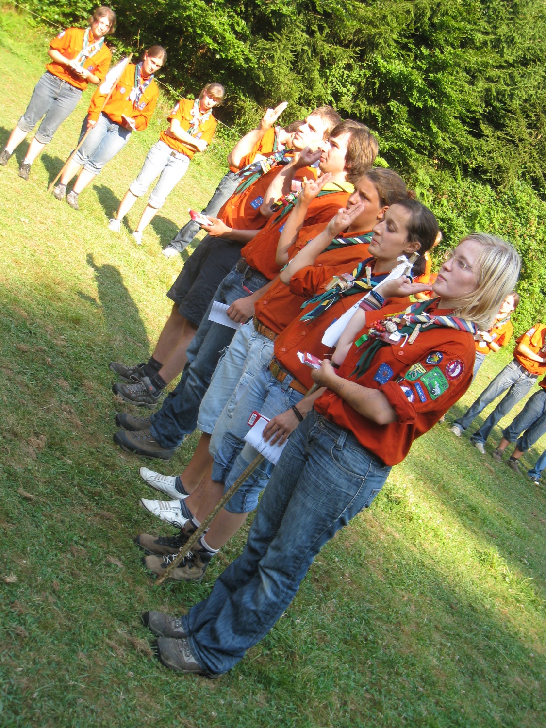 Če vam povem naslednje podatke, gotovo ne morete reči, da je bil to najbolj navaden in povprečen tabor. 
Kraj dogodka: Zijalo pri Mirni Peci. 
46 znanja in zabave zeljnih ljudi, 13 voditeljev, dolga vrsta Jamboreejev, 2 stabna sotora, velik travnik ob katerem tece reka... 
No, to je najbolj osnovni opis letošnijh metod IV. 
In če kateremukoli od teh 46 ljudi rečete: metode, 
bo gotovo prva asociacija: zabava!