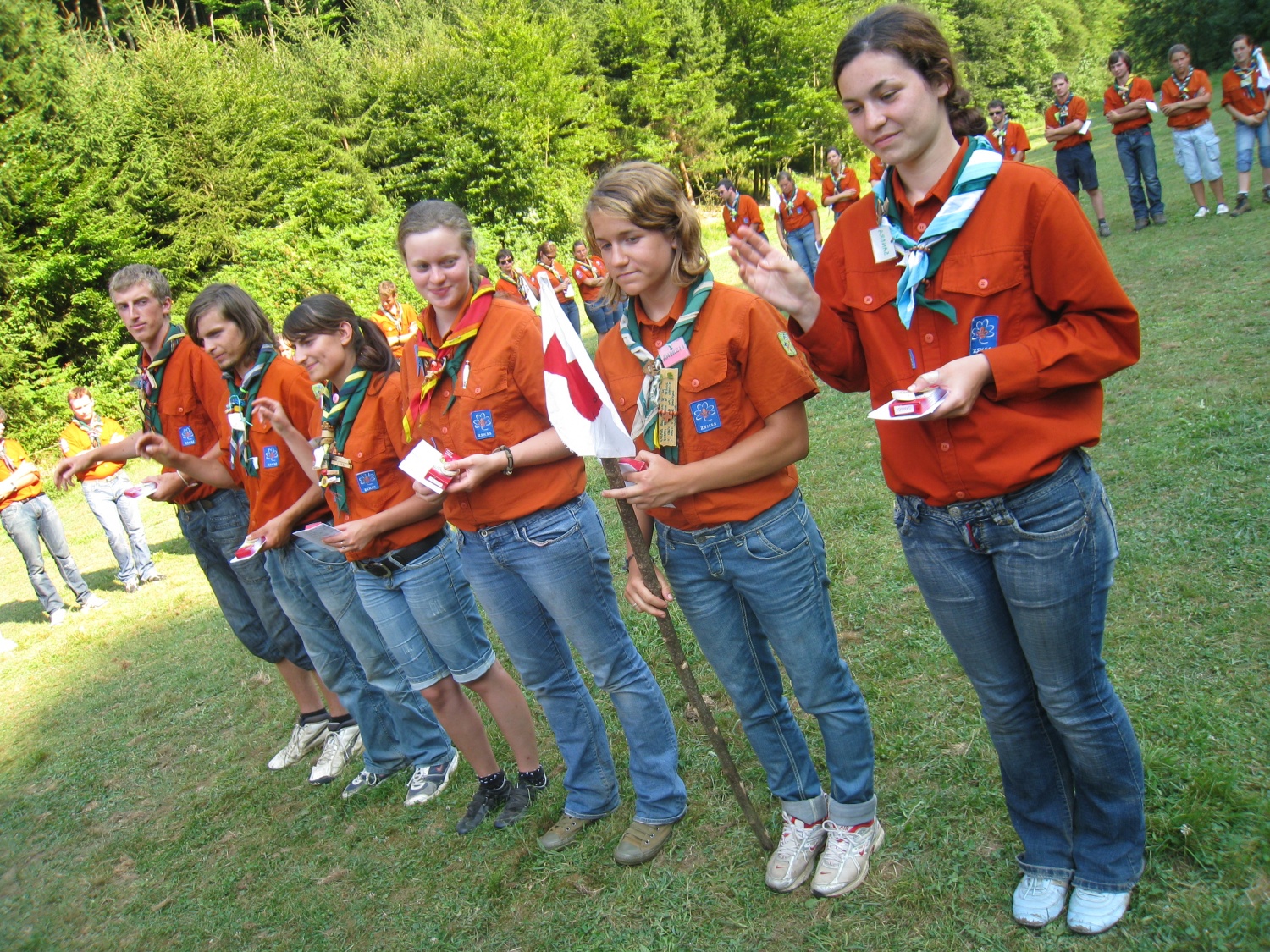 Če vam povem naslednje podatke, gotovo ne morete reči, da je bil to najbolj navaden in povprečen tabor. 
Kraj dogodka: Zijalo pri Mirni Peci. 
46 znanja in zabave zeljnih ljudi, 13 voditeljev, dolga vrsta Jamboreejev, 2 stabna sotora, velik travnik ob katerem tece reka... 
No, to je najbolj osnovni opis letošnijh metod IV. 
In če kateremukoli od teh 46 ljudi rečete: metode, 
bo gotovo prva asociacija: zabava!