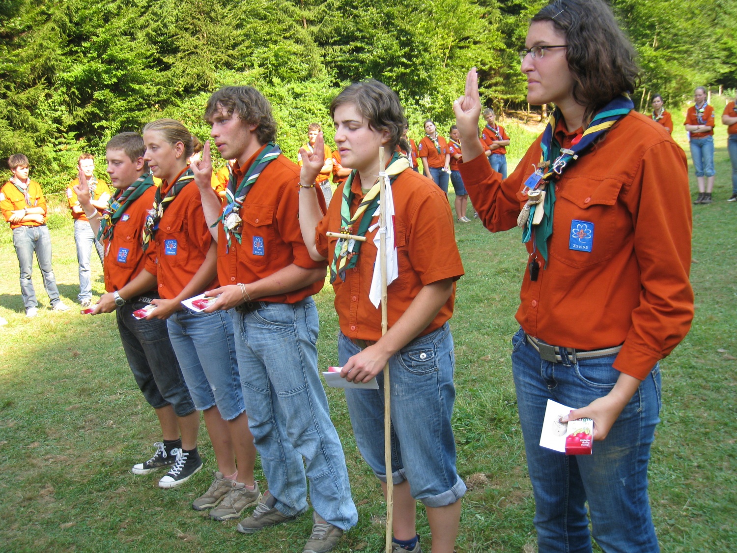 Če vam povem naslednje podatke, gotovo ne morete reči, da je bil to najbolj navaden in povprečen tabor. 
Kraj dogodka: Zijalo pri Mirni Peci. 
46 znanja in zabave zeljnih ljudi, 13 voditeljev, dolga vrsta Jamboreejev, 2 stabna sotora, velik travnik ob katerem tece reka... 
No, to je najbolj osnovni opis letošnijh metod IV. 
In če kateremukoli od teh 46 ljudi rečete: metode, 
bo gotovo prva asociacija: zabava!