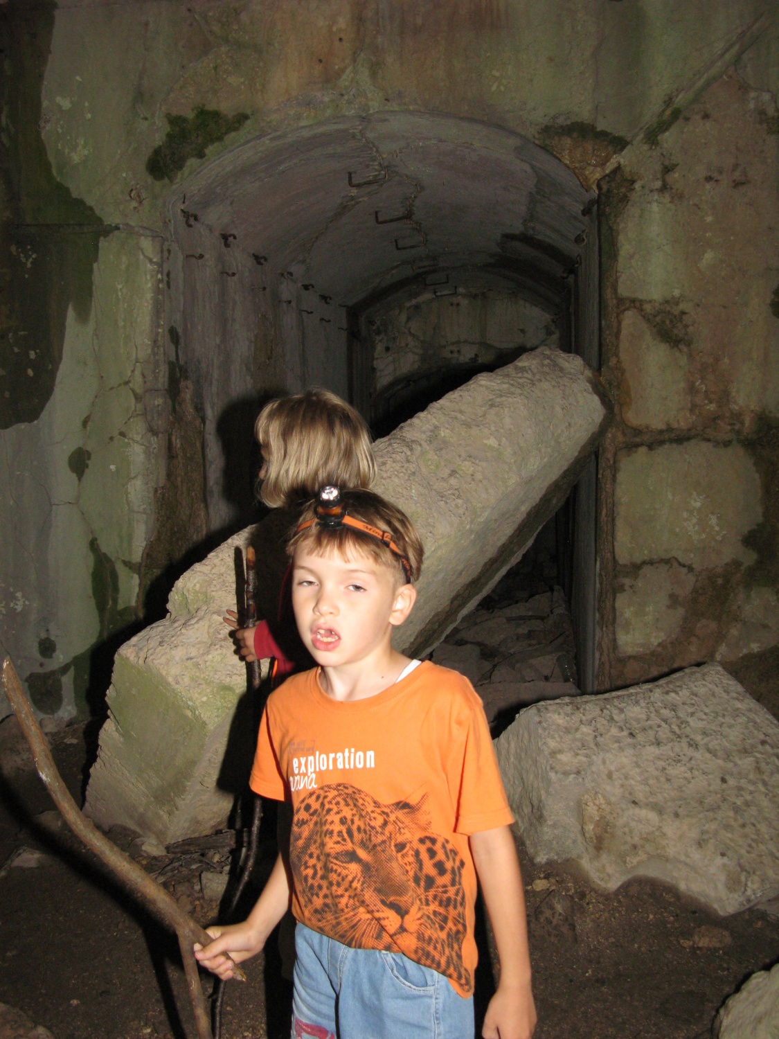 za katero skalo že leži kakšen s puško?