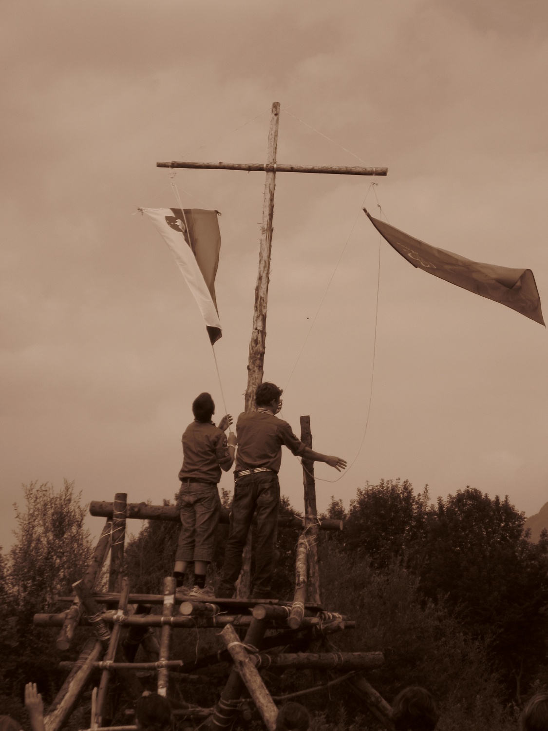 Danes se je končal prvi letošnji TZV, ki je potekal v Doljah pri Tolminu. 40 udeležencev in 8 voditeljev je preživelo teden nepozabnih skavtskih dogodivščin. 
Več o njih pa naj povedo naslednja pesem in nekaj slikovnih utrinkov.