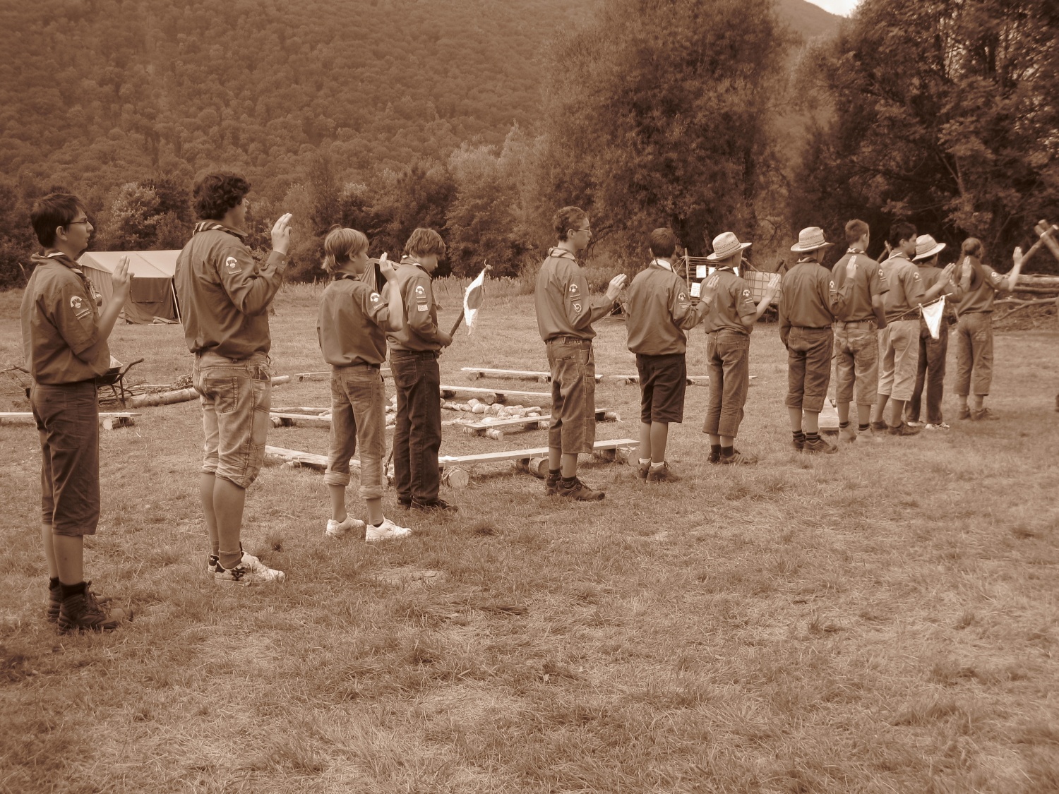 Danes se je končal prvi letošnji TZV, ki je potekal v Doljah pri Tolminu. 40 udeležencev in 8 voditeljev je preživelo teden nepozabnih skavtskih dogodivščin. 
Več o njih pa naj povedo naslednja pesem in nekaj slikovnih utrinkov.