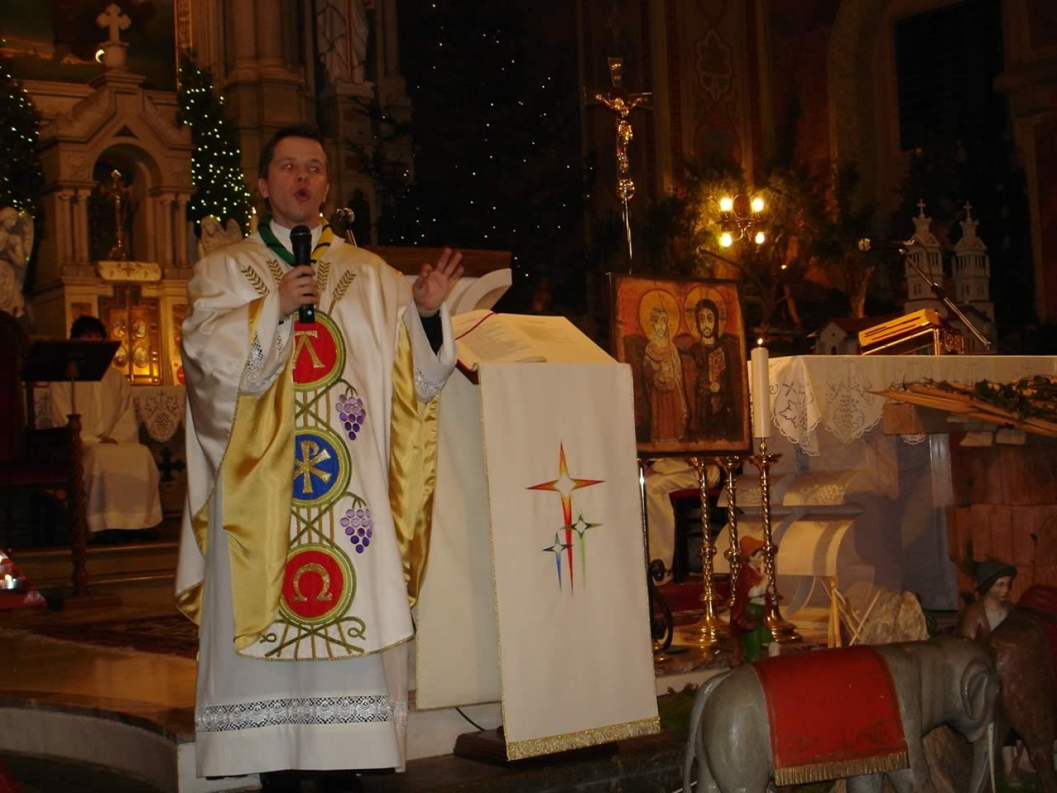 Ambon nesramno zakriva Juretov novi plašč, zato se po skavtsko znajde.