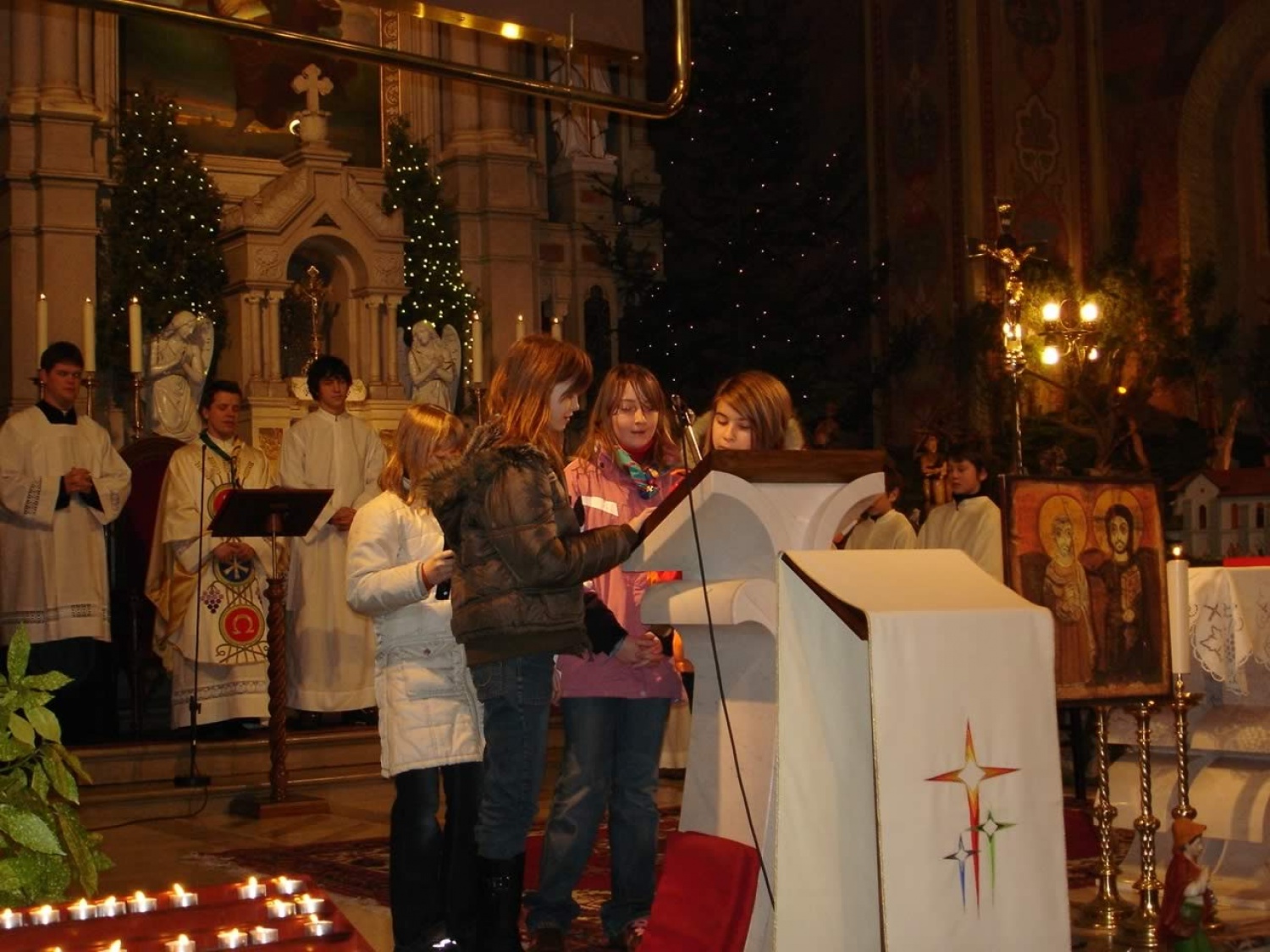 Dedek: "Pa naj gre babica z vami k maši, meni se ne ljubi!" Vnučke: "Dedek, pa saj veš, da je lani umrla!" - Kratek odlomek iz uvoda v mašo.