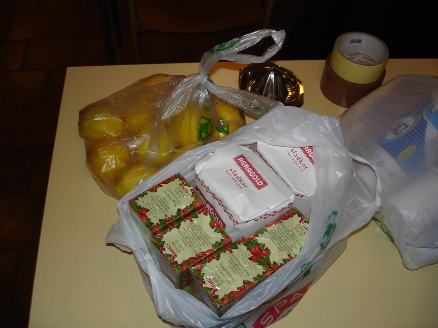 vrela voda + ta slika = čaj (z okusom po papirju)