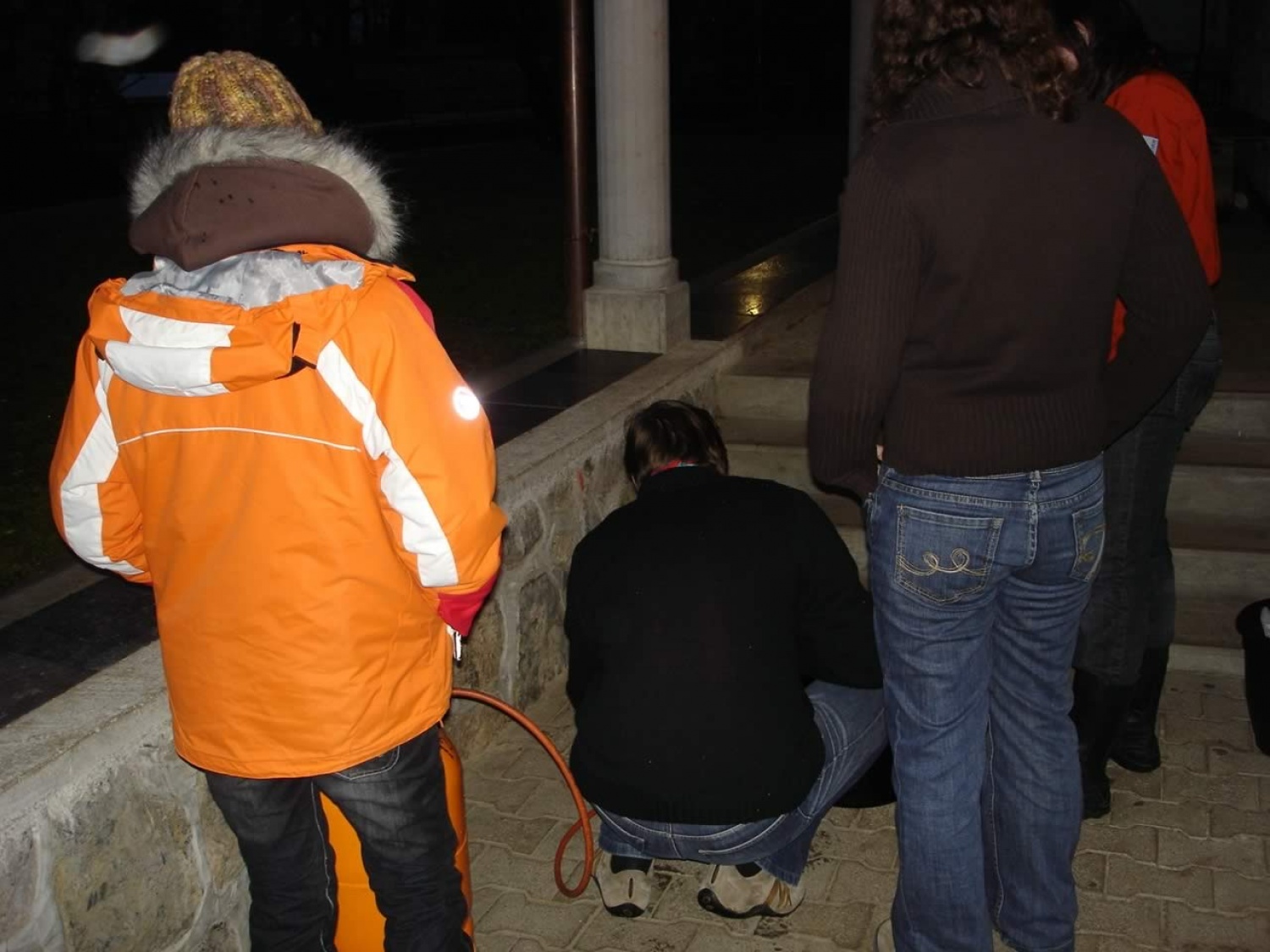 Četovodja David je priključen na butan, kar mu zagotavlja obilo skavtskega duha za kuhanje čaja.