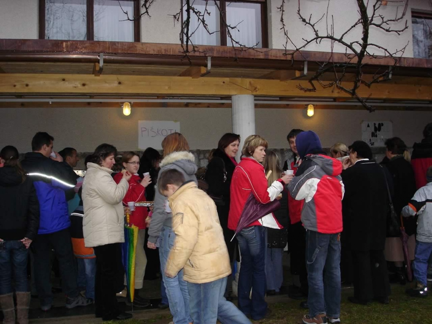 Okoli ponujenih dobrot se je zbrala nepregledna množica (s stališča fotoaparata).