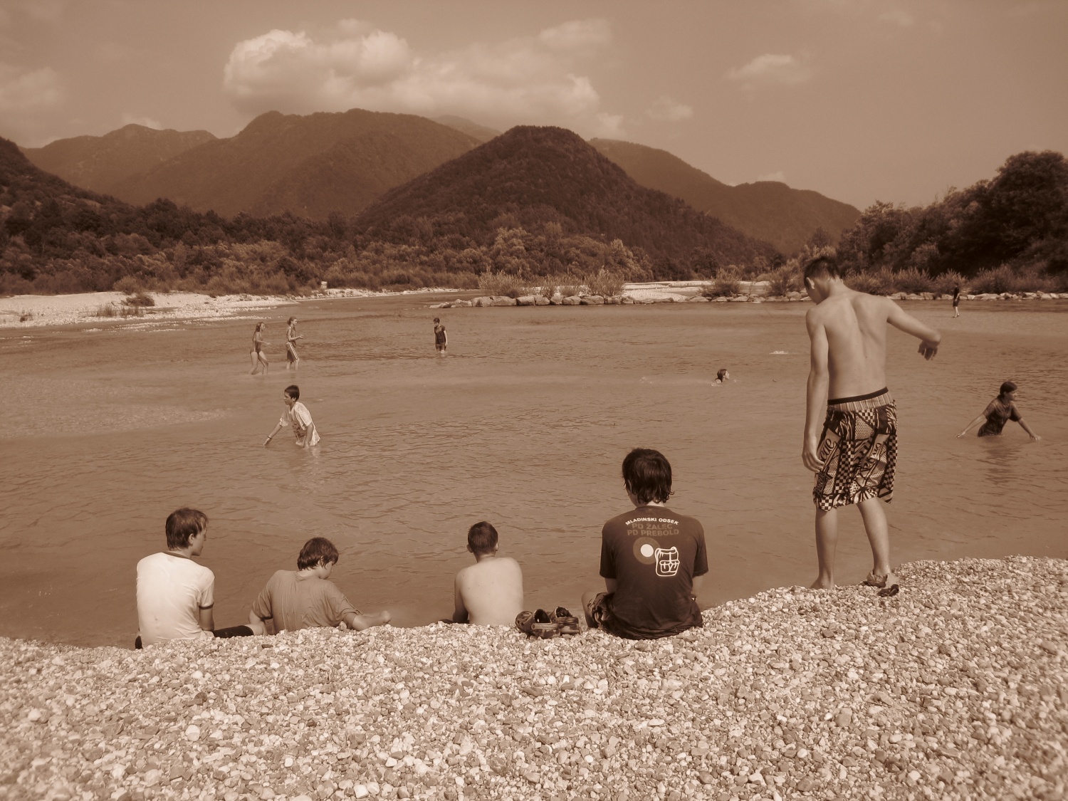 Danes se je končal prvi letošnji TZV, ki je potekal v Doljah pri Tolminu. 40 udeležencev in 8 voditeljev je preživelo teden nepozabnih skavtskih dogodivščin. 
Več o njih pa naj povedo naslednja pesem in nekaj slikovnih utrinkov.