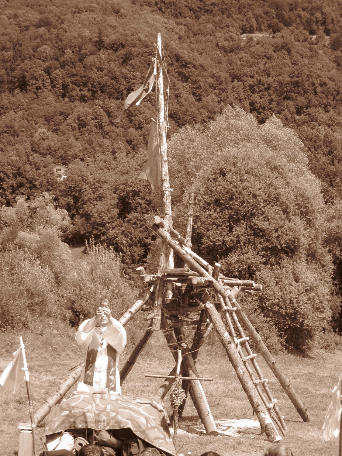 Danes se je končal prvi letošnji TZV, ki je potekal v Doljah pri Tolminu. 40 udeležencev in 8 voditeljev je preživelo teden nepozabnih skavtskih dogodivščin. 
Več o njih pa naj povedo naslednja pesem in nekaj slikovnih utrinkov.