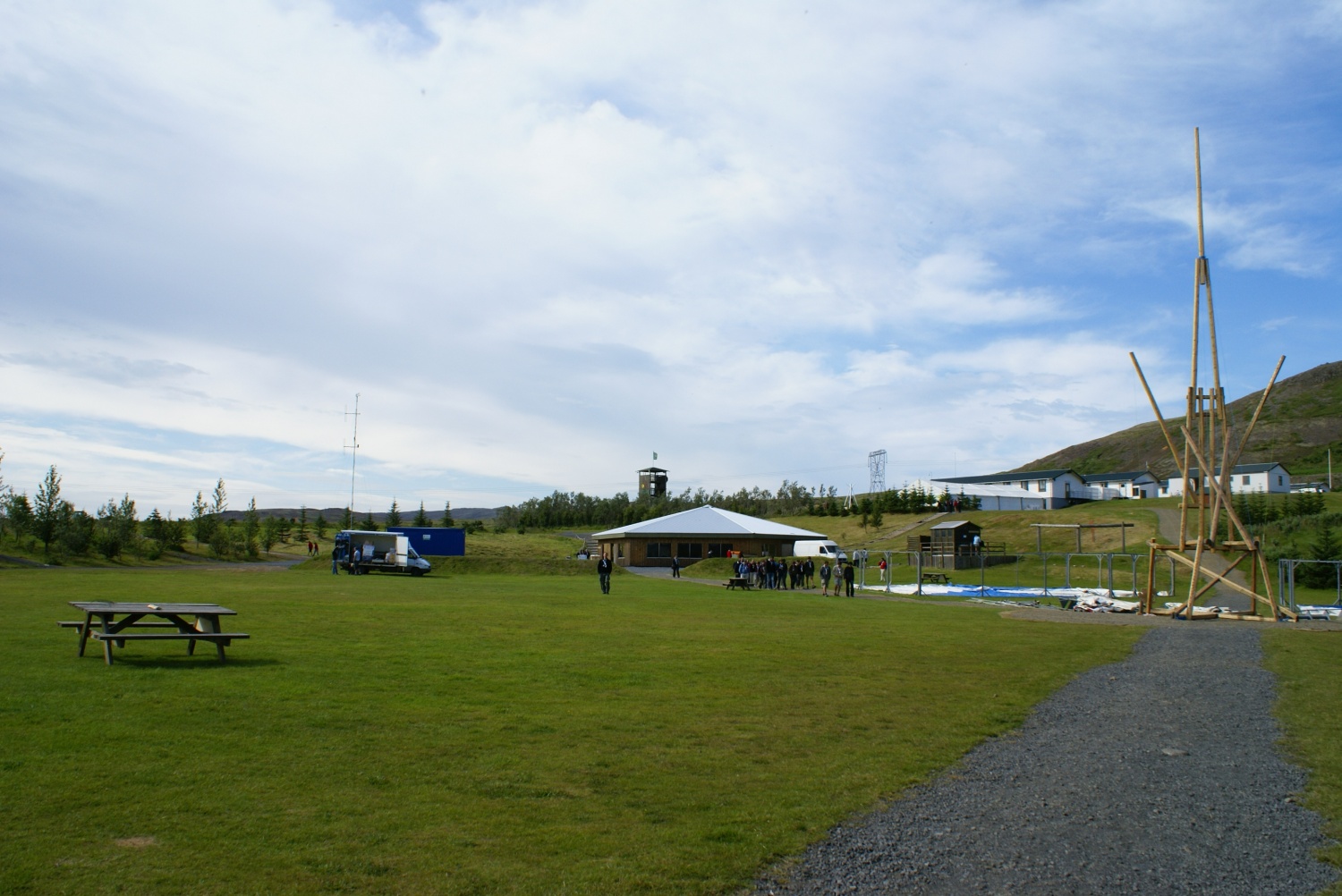 Velika skupina - kar 82 clanov ZSKSS in SZSO se nahaja na najbolj oddaljenem evropskem otoku! Islandija nas je presenetila s svojo slikovito pokrajino, kjer se menjavajo pasovi lave, vulkanski kraterji in ledeniske reke. Najbolj nenavadno pa se nam zdi, da prave teme sploh ni, zato se vedno traja nas prvi dan. In v tem dnevu smo doziveli ze ogromno!