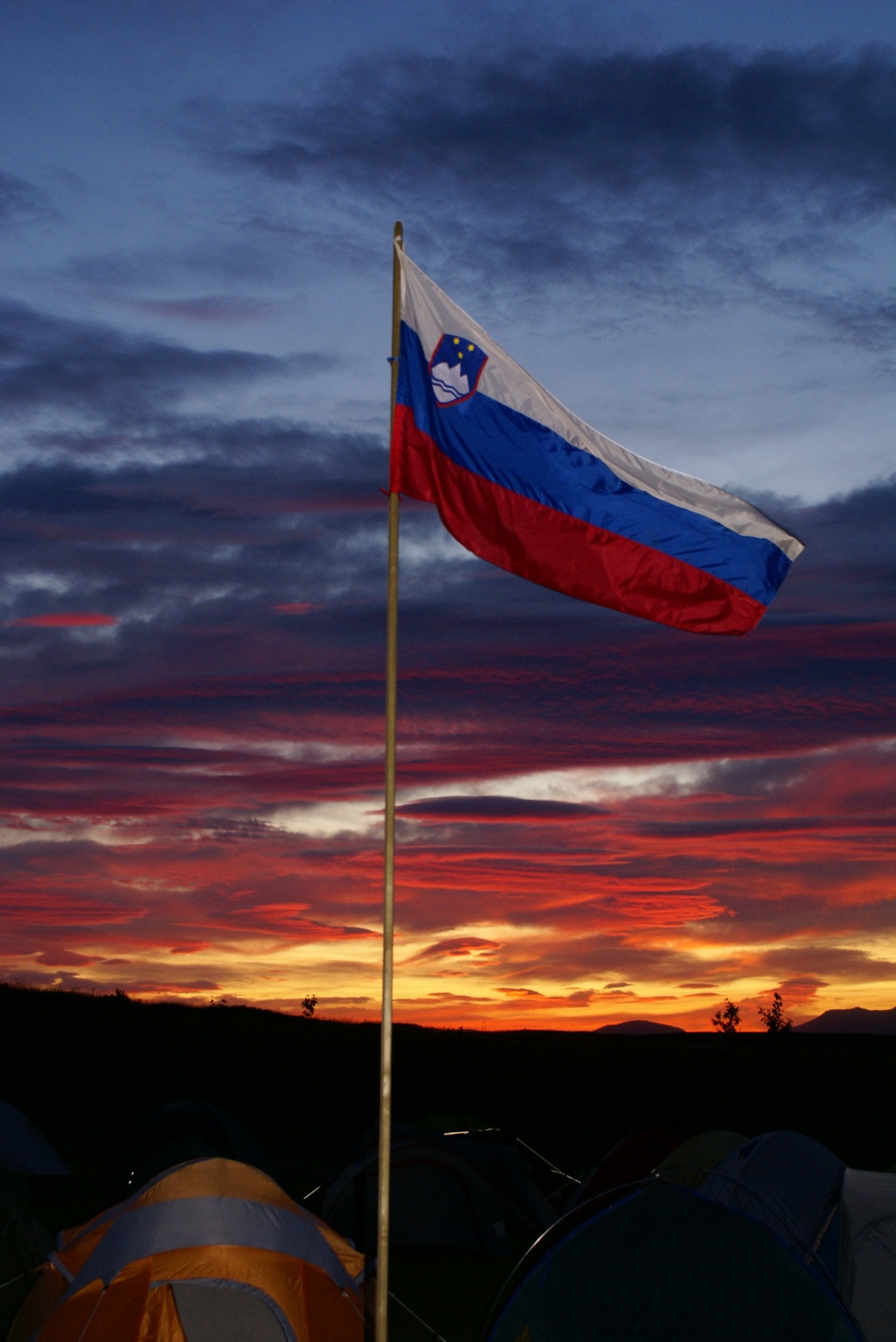 Velika skupina - kar 82 clanov ZSKSS in SZSO se nahaja na najbolj oddaljenem evropskem otoku! Islandija nas je presenetila s svojo slikovito pokrajino, kjer se menjavajo pasovi lave, vulkanski kraterji in ledeniske reke. Najbolj nenavadno pa se nam zdi, da prave teme sploh ni, zato se vedno traja nas prvi dan. In v tem dnevu smo doziveli ze ogromno!