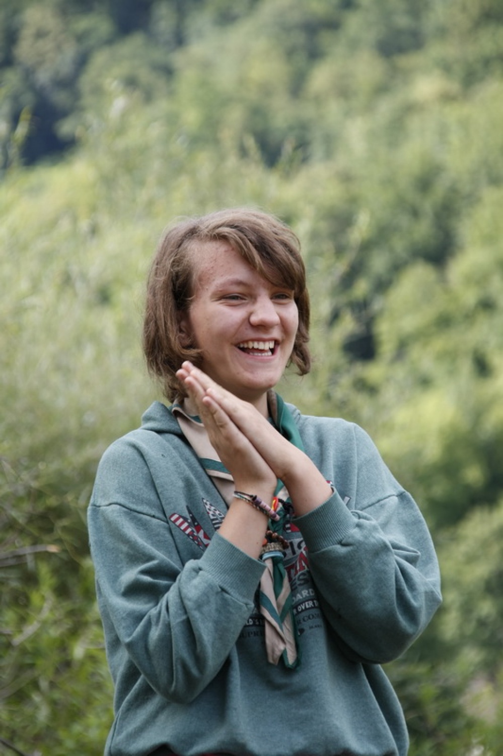 Trop za veščine v veji IV se potepa po Sloveniji in nasmejano ugotavlja, da veščine živijo tudi v praksi …