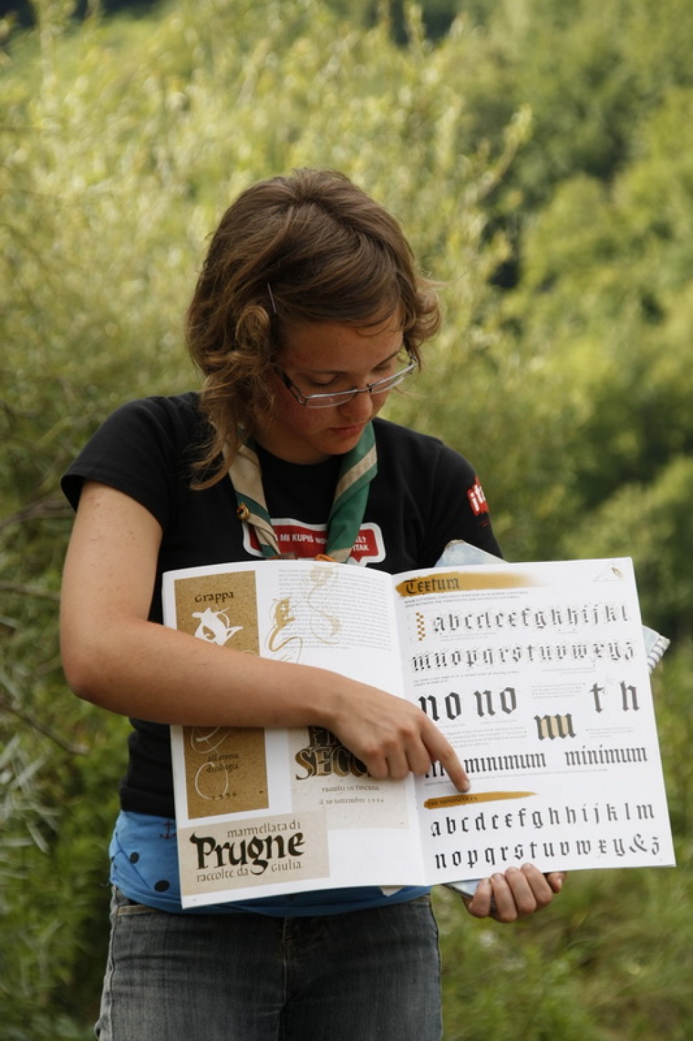 Trop za veščine v veji IV se potepa po Sloveniji in nasmejano ugotavlja, da veščine živijo tudi v praksi …