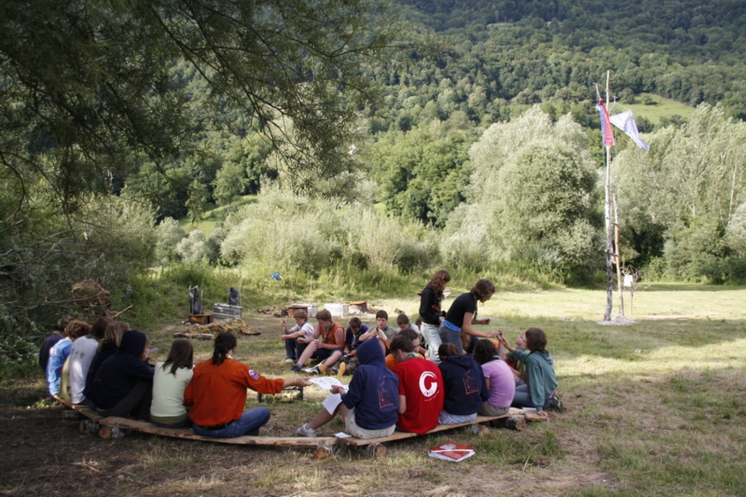 Trop za veščine v veji IV se potepa po Sloveniji in nasmejano ugotavlja, da veščine živijo tudi v praksi …