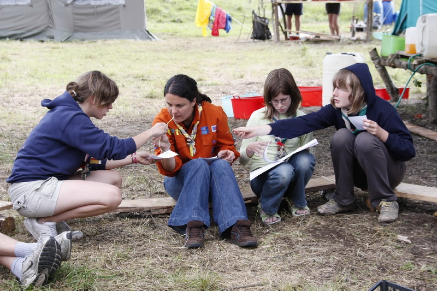 Trop za veščine v veji IV se potepa po Sloveniji in nasmejano ugotavlja, da veščine živijo tudi v praksi …