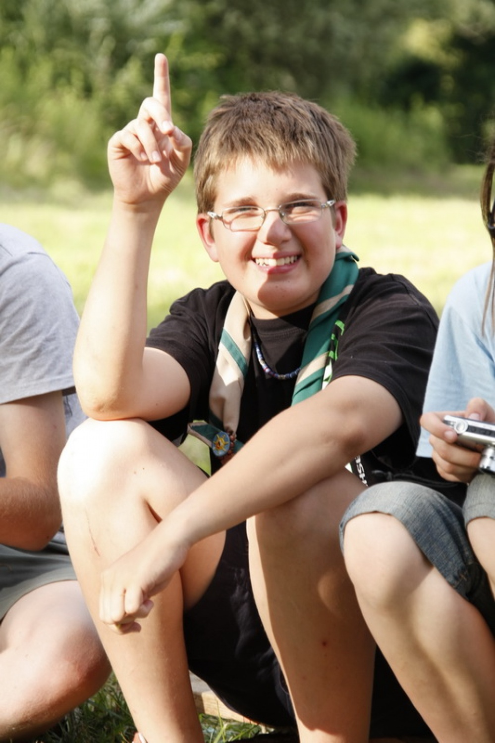 Trop za veščine v veji IV se potepa po Sloveniji in nasmejano ugotavlja, da veščine živijo tudi v praksi …