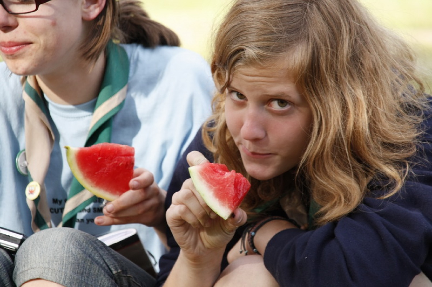 Trop za veščine v veji IV se potepa po Sloveniji in nasmejano ugotavlja, da veščine živijo tudi v praksi …