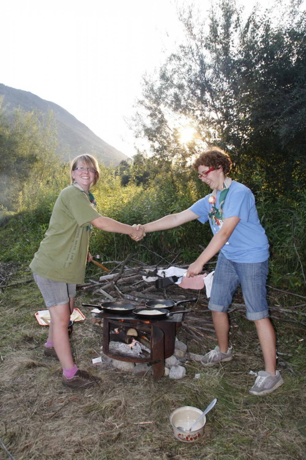 Trop za veščine v veji IV se potepa po Sloveniji in nasmejano ugotavlja, da veščine živijo tudi v praksi …
