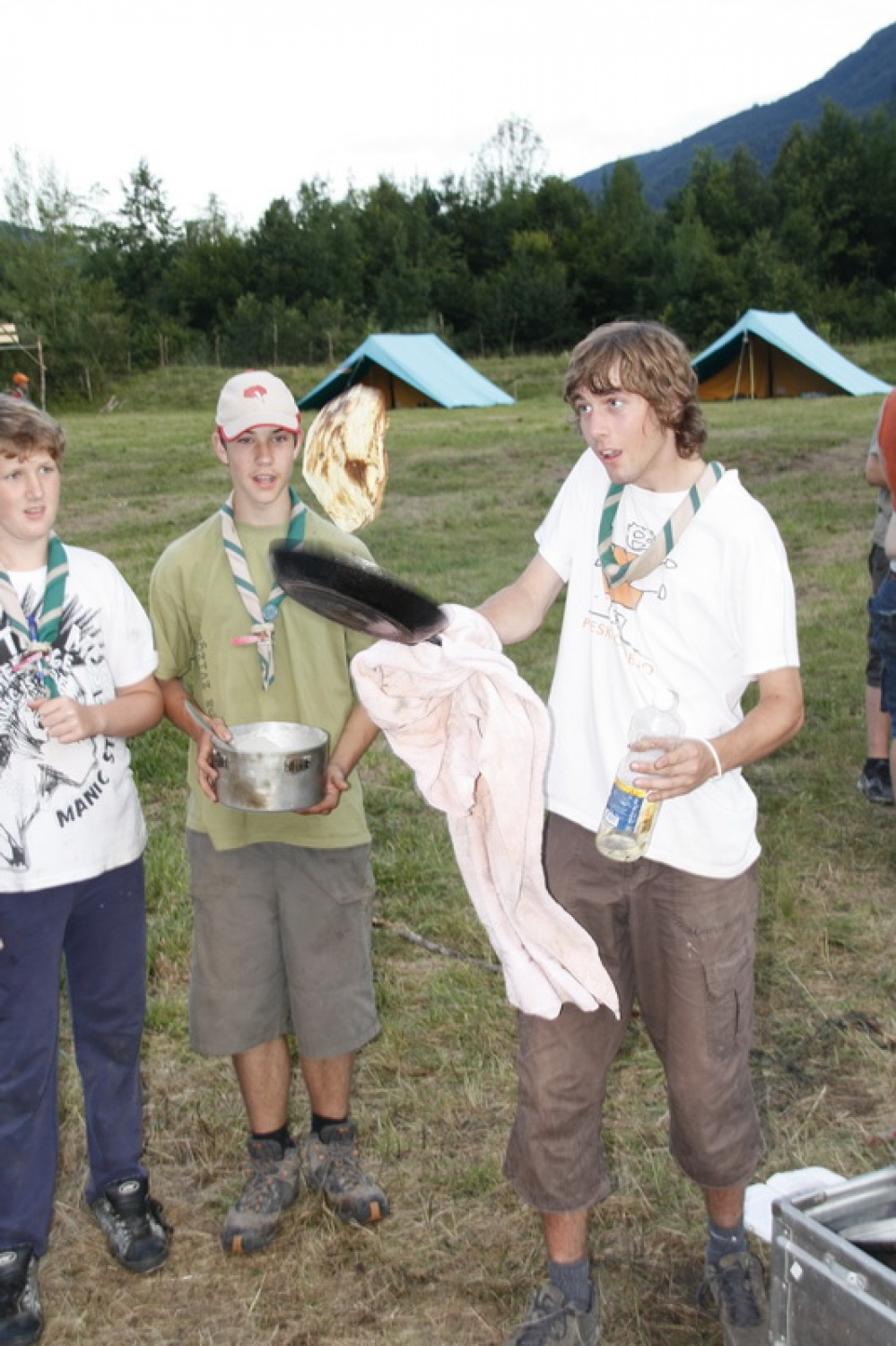 Trop za veščine v veji IV se potepa po Sloveniji in nasmejano ugotavlja, da veščine živijo tudi v praksi …