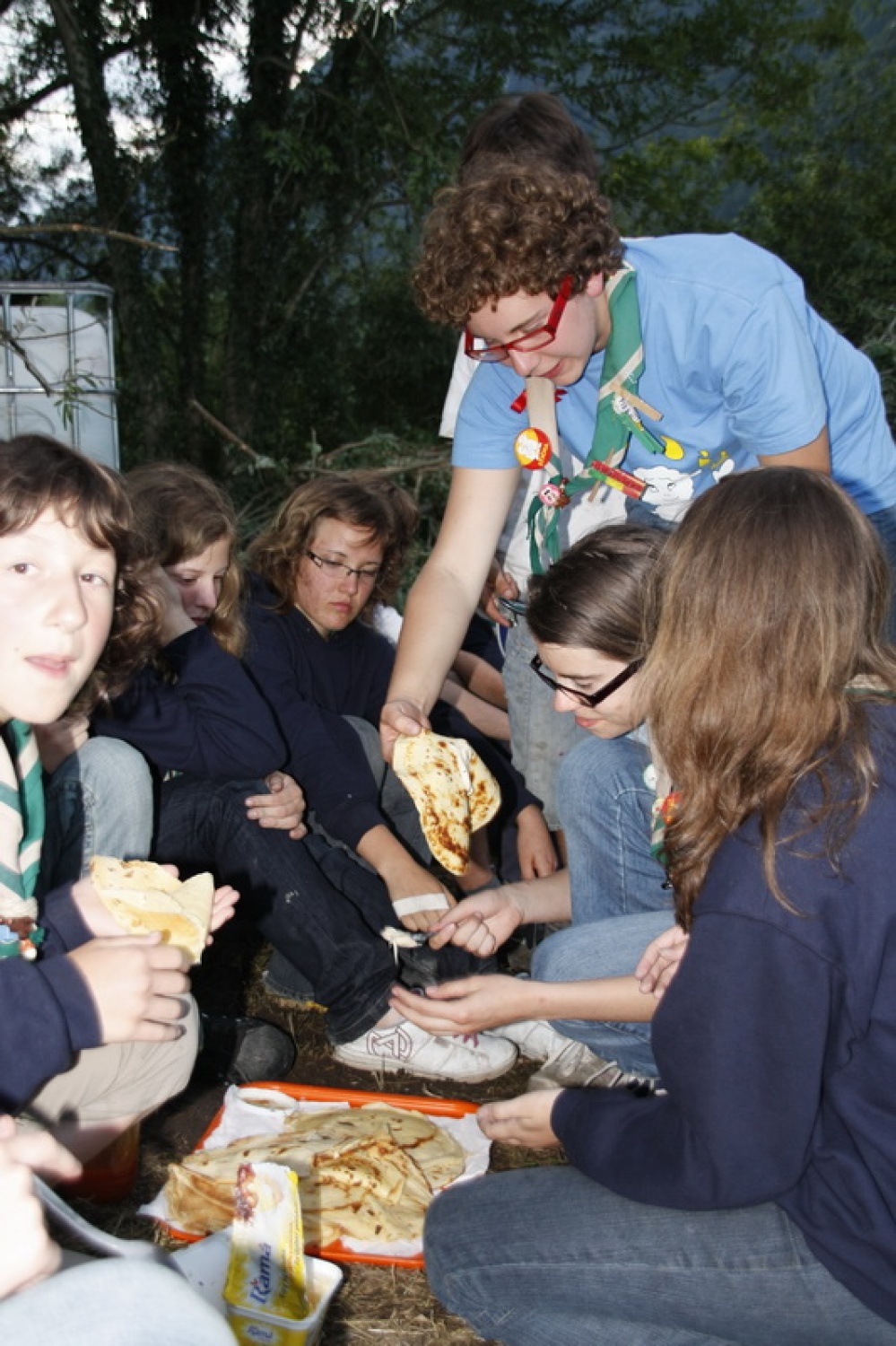 Trop za veščine v veji IV se potepa po Sloveniji in nasmejano ugotavlja, da veščine živijo tudi v praksi …