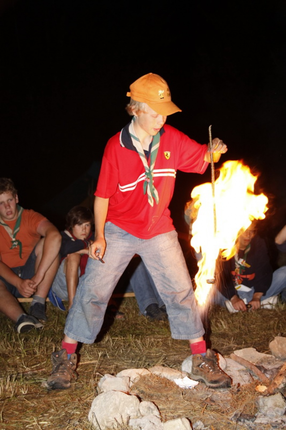 Trop za veščine v veji IV se potepa po Sloveniji in nasmejano ugotavlja, da veščine živijo tudi v praksi …