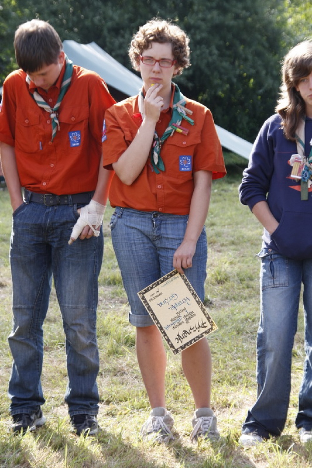 Trop za veščine v veji IV se potepa po Sloveniji in nasmejano ugotavlja, da veščine živijo tudi v praksi …