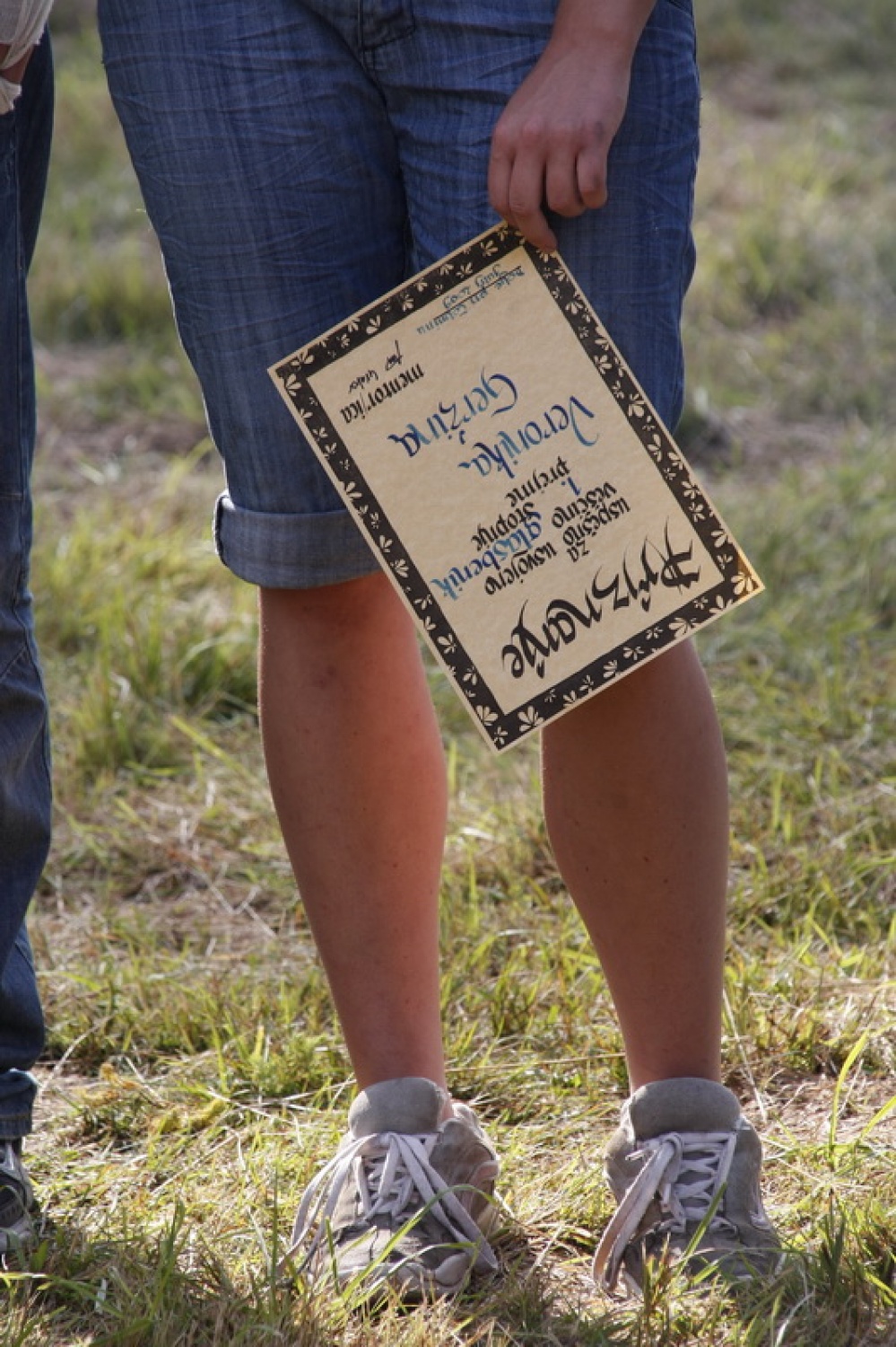 Trop za veščine v veji IV se potepa po Sloveniji in nasmejano ugotavlja, da veščine živijo tudi v praksi …