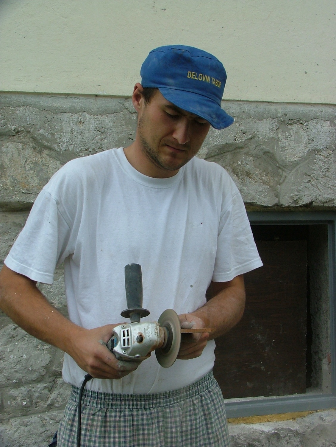 A njegove posledice bodo vidne še daleč v prihodnosti.

Od 3 do 10.7 je v objemu Kočevskih gozdov potekal prvi delovni tabor s katerim smo želeli skavtom približati skavtski dom in seveda hkrati tudi pospešiti obnovo.