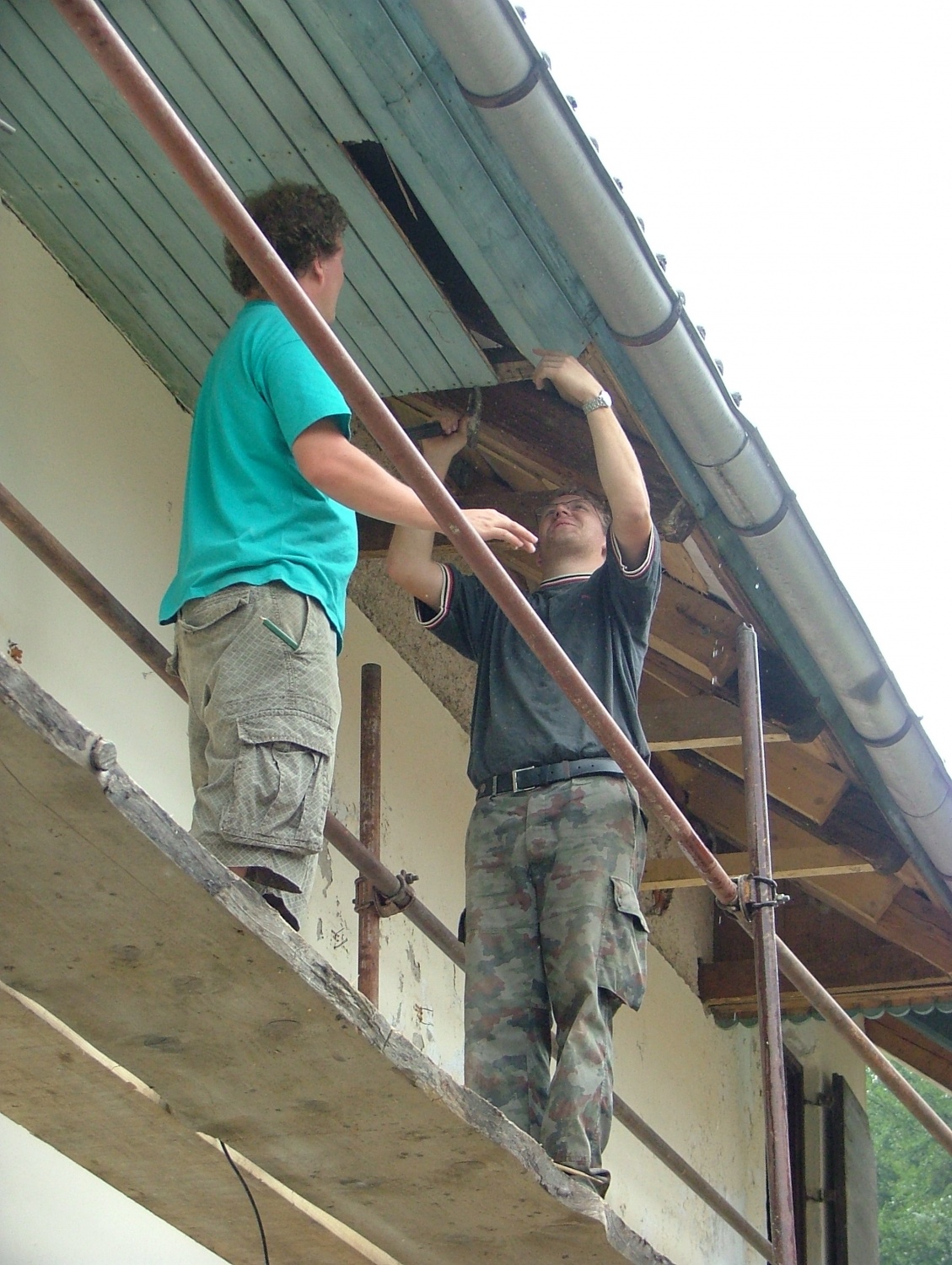 A njegove posledice bodo vidne še daleč v prihodnosti.

Od 3 do 10.7 je v objemu Kočevskih gozdov potekal prvi delovni tabor s katerim smo želeli skavtom približati skavtski dom in seveda hkrati tudi pospešiti obnovo.