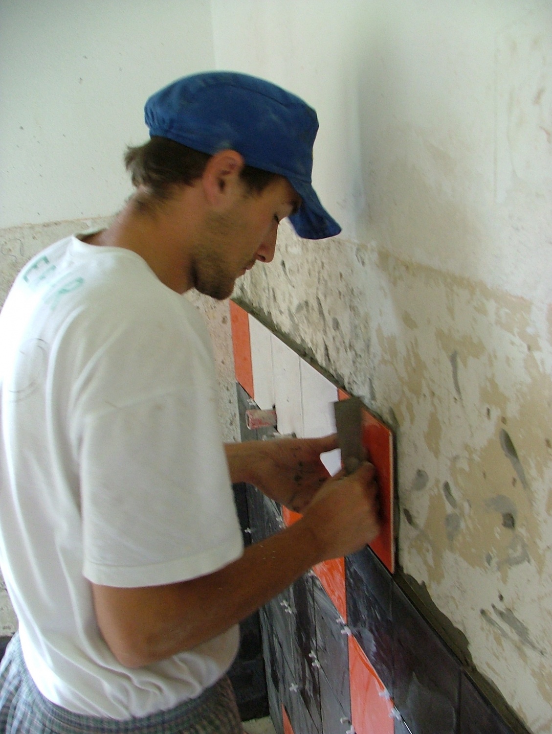 A njegove posledice bodo vidne še daleč v prihodnosti.

Od 3 do 10.7 je v objemu Kočevskih gozdov potekal prvi delovni tabor s katerim smo želeli skavtom približati skavtski dom in seveda hkrati tudi pospešiti obnovo.