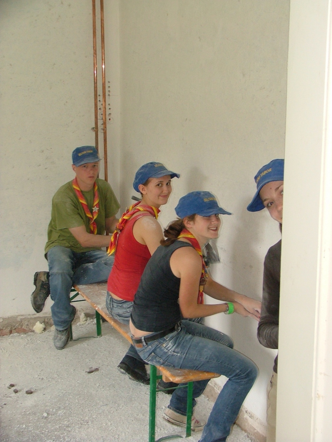 A njegove posledice bodo vidne še daleč v prihodnosti.

Od 3 do 10.7 je v objemu Kočevskih gozdov potekal prvi delovni tabor s katerim smo želeli skavtom približati skavtski dom in seveda hkrati tudi pospešiti obnovo.