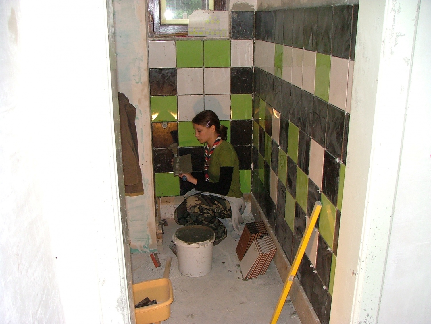 A njegove posledice bodo vidne še daleč v prihodnosti.

Od 3 do 10.7 je v objemu Kočevskih gozdov potekal prvi delovni tabor s katerim smo želeli skavtom približati skavtski dom in seveda hkrati tudi pospešiti obnovo.