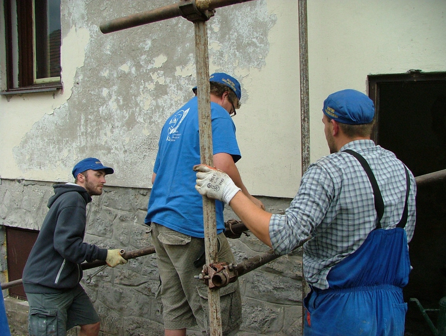 A njegove posledice bodo vidne še daleč v prihodnosti.

Od 3 do 10.7 je v objemu Kočevskih gozdov potekal prvi delovni tabor s katerim smo želeli skavtom približati skavtski dom in seveda hkrati tudi pospešiti obnovo.