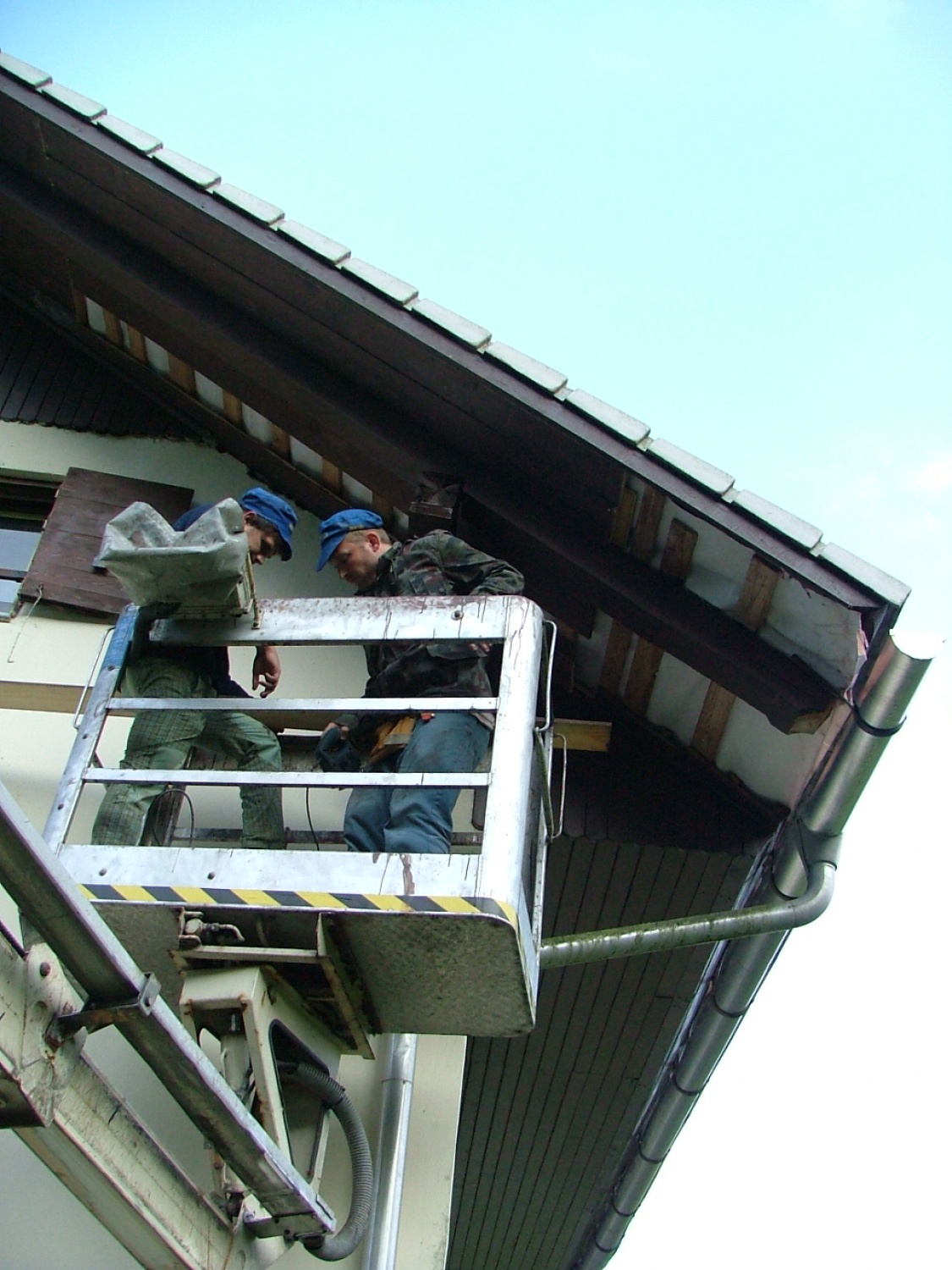 A njegove posledice bodo vidne še daleč v prihodnosti.

Od 3 do 10.7 je v objemu Kočevskih gozdov potekal prvi delovni tabor s katerim smo želeli skavtom približati skavtski dom in seveda hkrati tudi pospešiti obnovo.