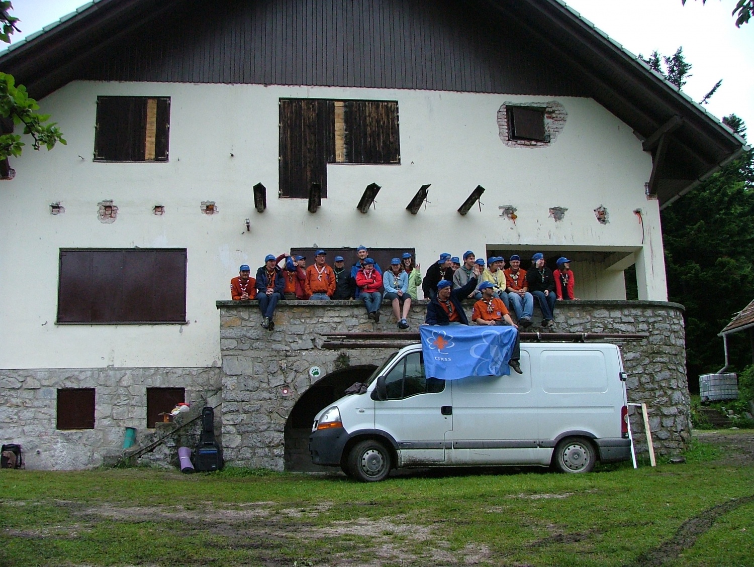 A njegove posledice bodo vidne še daleč v prihodnosti.

Od 3 do 10.7 je v objemu Kočevskih gozdov potekal prvi delovni tabor s katerim smo želeli skavtom približati skavtski dom in seveda hkrati tudi pospešiti obnovo.