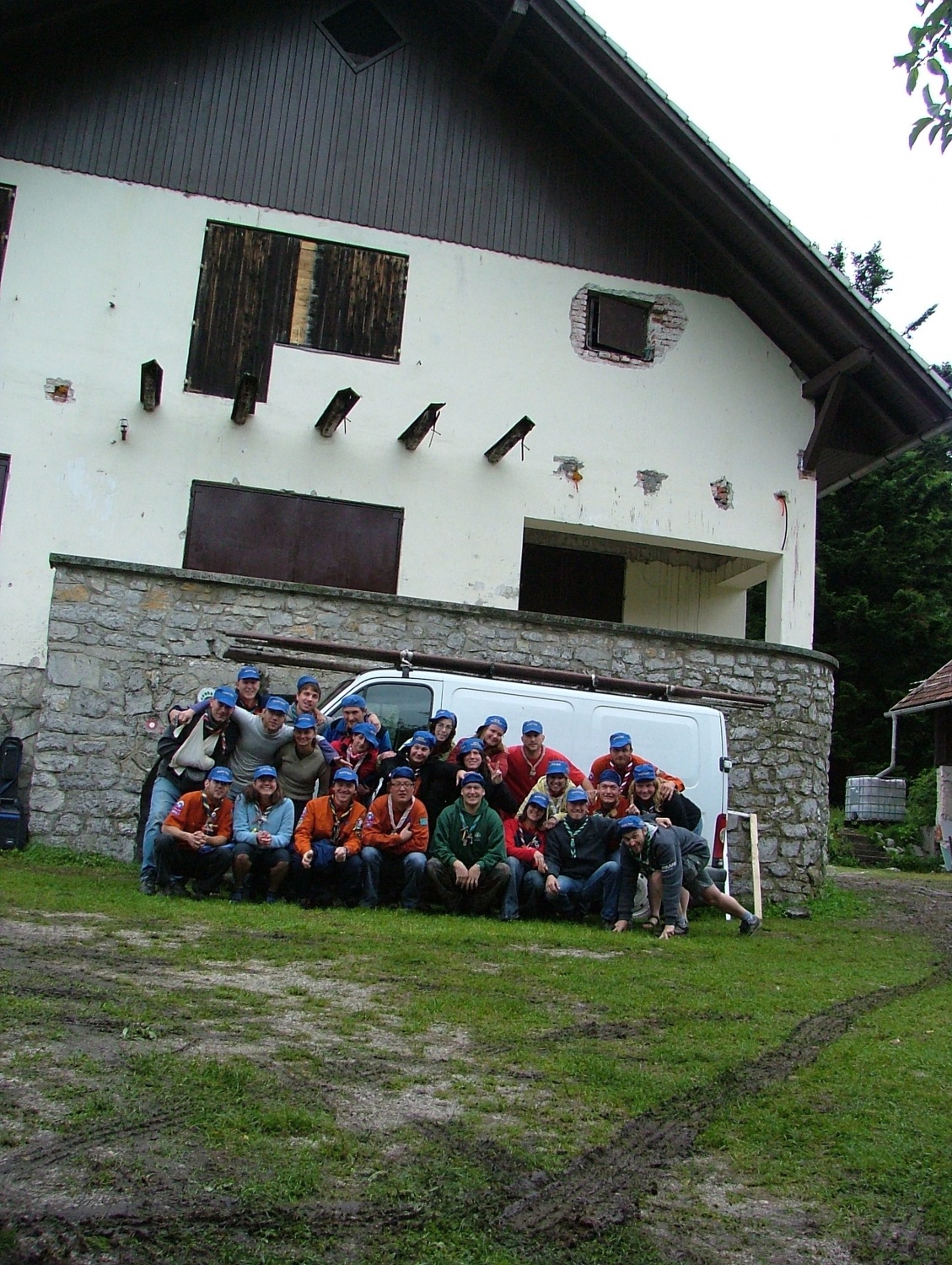 A njegove posledice bodo vidne še daleč v prihodnosti.

Od 3 do 10.7 je v objemu Kočevskih gozdov potekal prvi delovni tabor s katerim smo želeli skavtom približati skavtski dom in seveda hkrati tudi pospešiti obnovo.