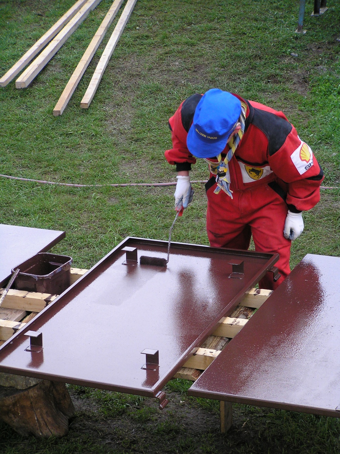 A njegove posledice bodo vidne še daleč v prihodnosti.

Od 3 do 10.7 je v objemu Kočevskih gozdov potekal prvi delovni tabor s katerim smo želeli skavtom približati skavtski dom in seveda hkrati tudi pospešiti obnovo.